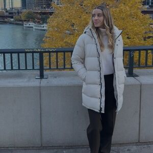 The Super Puff™ THE SUPERSNUG PUFF™ MID - Aritzia Matte Pearl